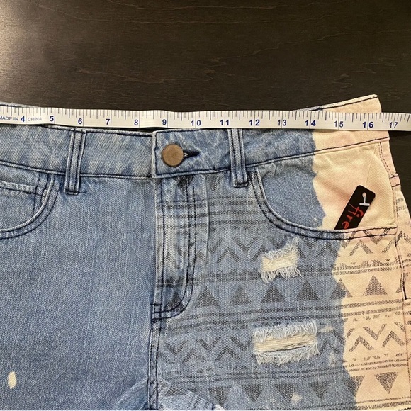 Fire Los Angeles Distressed Jean Shorts Juniors Sz 11 Pink & White Aztec Pattern - Picture 6 of 7